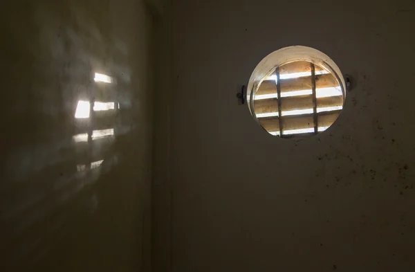 Vieja ventana redonda en un edificio con telarañas —  Fotos de Stock