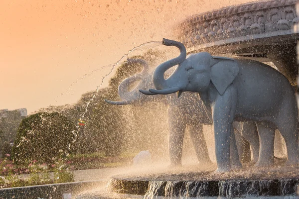 Sloní hlava fontána na Baps Shri Swaminarayan Mandir v Atlantě, Ga - největší hinduistický chrám mimo Indii — Stock fotografie
