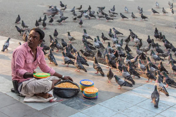 THESSALONIKI, GREECE - MAY 27, 2015: People at famous Aristotelous Square . A man feeds pigeons. — Stock Photo, Image