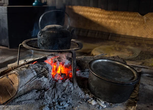Cocinar en la naturaleza. Caldero en llamas en el bosque — Foto de Stock