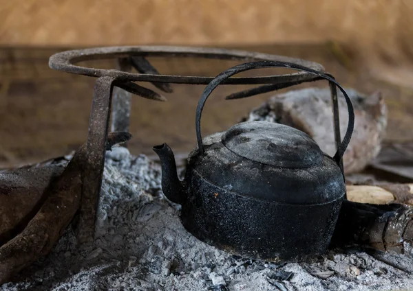 Koken in de natuur. ketel op brand in bos — Stockfoto
