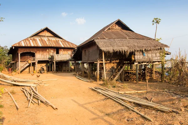 Casa de bambú junto al lago Poso, construida predominantemente con bambú . —  Fotos de Stock