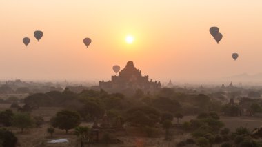 sıcak hava balonu üzerinde düz bagan puslu sabah, myanmar