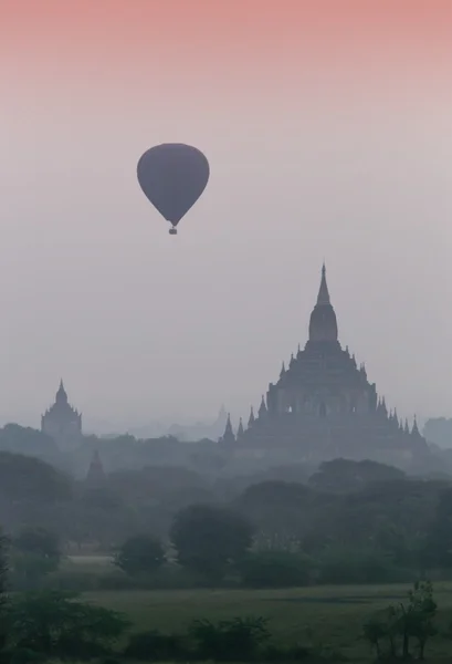 안개 낀 아침, 미얀마 바간의 평원을 통해 뜨거운 공기 풍선 — 스톡 사진