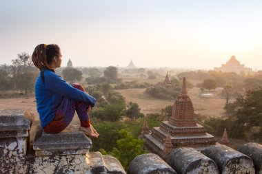 Genç gezgin bir Bagan, Myanmar Asya batımını zevk.