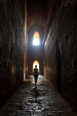gün batımında antik tapınak Hindistan eski yıkık kemer
