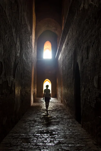 gün batımında antik tapınak Hindistan eski yıkık kemer