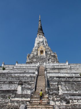 Budist rahipler oturan eski stupa önünde, Kushiingar şehir, Hindistan.