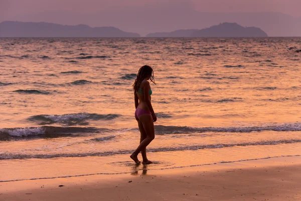 해변에서 해 가질 때 조심성 있는 여자가 춤을 춘다. 휴가의 활력이 건강에 좋은 생활 개념 — 스톡 사진