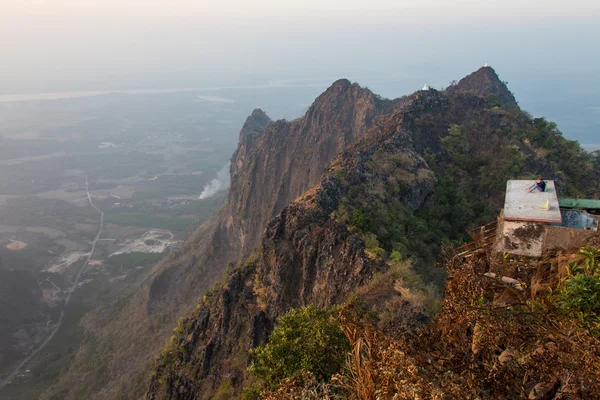 Coucher de soleil sur la montagne à Kanchanaburi, khao chang peuk, thailand — Photo