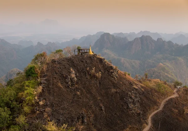 Günbatımı dağda Kanchanaburi, khao chang peuk, Tayland — Stok fotoğraf