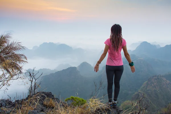 Yoga vrouw bergtop — Stockfoto