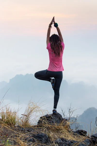 Yoga woman mountain peak — Stock Photo, Image