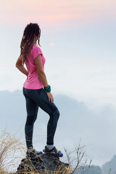 Donna yoga montagna picco — Foto Stock