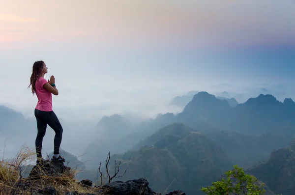 Yoga mujer montaña pico — Foto de Stock