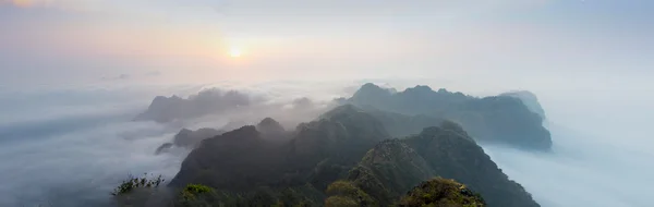 Puesta de sol en la montaña en Kanchanaburi, Khao Chang Peuk, Tailandia — Foto de Stock