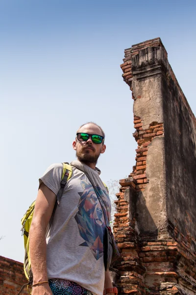 Touristen besuchen im Juli die ausgegrabenen Ruinen der Stadt Pompeji — Stockfoto