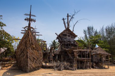 Bir küçük balıkçı limanı içinde bulunan geleneksel Yunan tavernası. Karpathos Adası. Yunanistan. Sığ derinlik-in tarla.