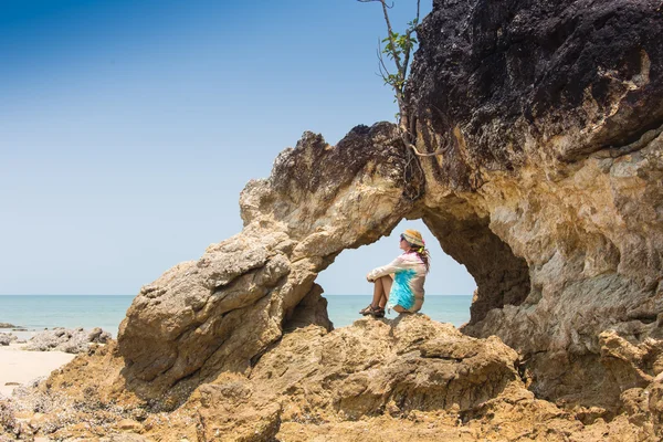 女孩站在沿海大海的岩石上。幸福健康的生活方式 — 图库照片