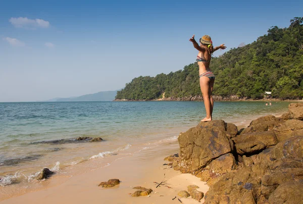 Девушка стоит на прибрежных морских скалах. Здоровый образ жизни — стоковое фото