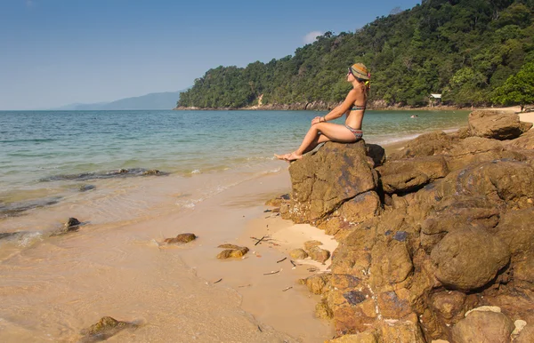 Девушка стоит на прибрежных морских скалах. Здоровый образ жизни — стоковое фото