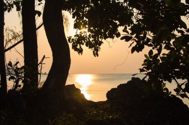 Denizin üzerinde güzel bir gün batımı