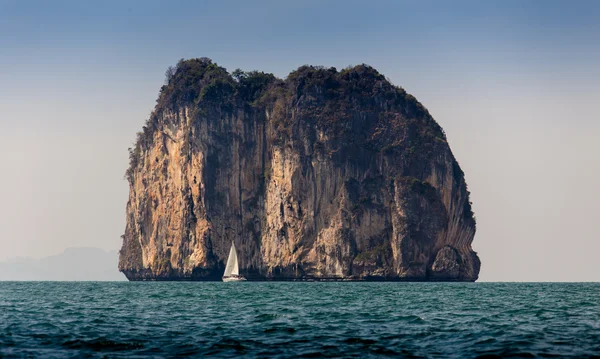 Tayland güzel doğası. James Bond Adası su Phuket yakınındaki yansıtır