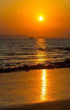 Denizin üzerinde güzel bir gün batımı