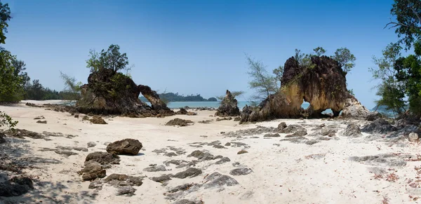 Beautiful nature of Thailand. James Bond island reflects in water near Phuket — Stock Photo, Image