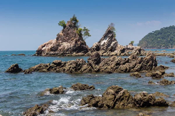 Красивая природа Таиланда. Остров Джеймса Бонда отражается в воде вблизи Пхукета — стоковое фото