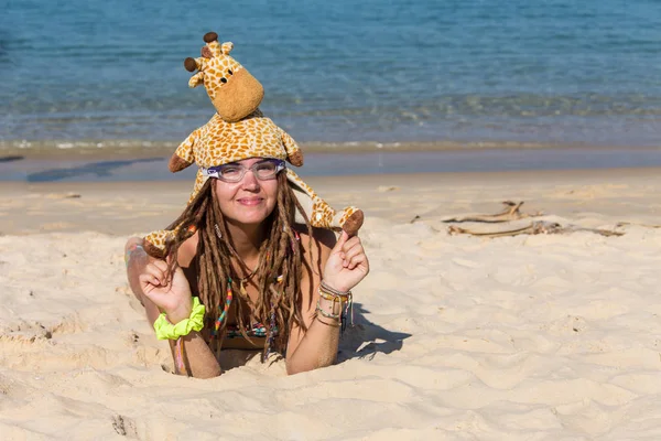 Mooi boheems gestyled en gebruind meisje aan het strand in zonlicht — Stockfoto