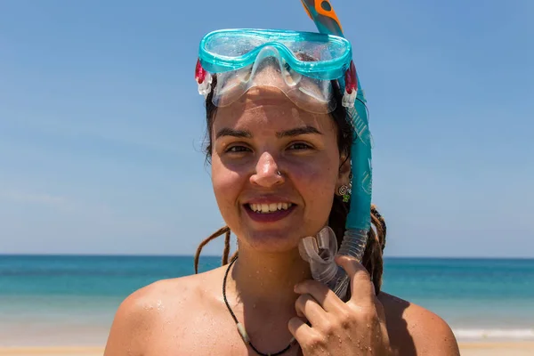 Bella ragazza bohemien in stile e abbronzata in spiaggia alla luce del sole — Foto Stock