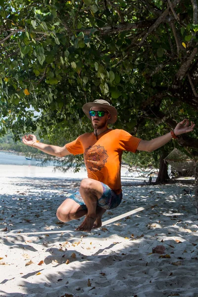 Dospívající dívka vyvažování na slackline s výhledem na oblohu na pláži — Stock fotografie