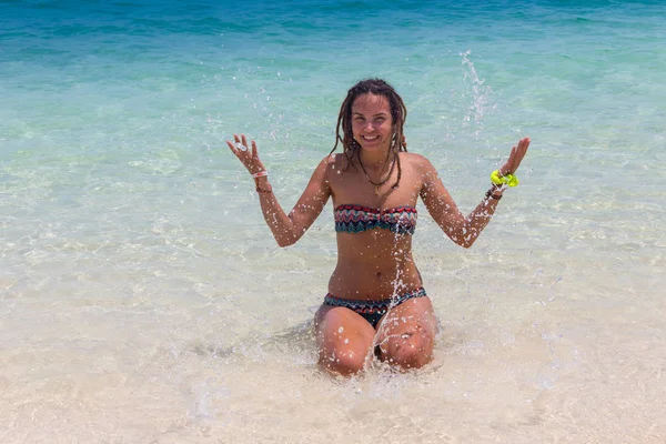 Bella ragazza bohemien in stile e abbronzata in spiaggia alla luce del sole — Foto Stock