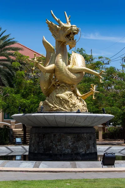 Escultura de dragão estilo chinês no templo chinês — Fotografia de Stock