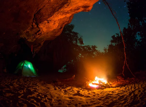 Tent camping car couple romantic sitting by bonfire night countryside — Stock Photo, Image