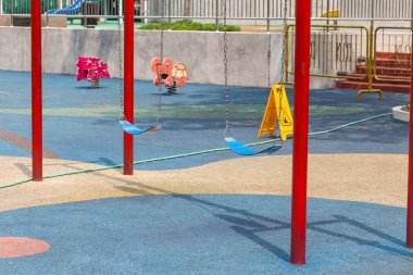 Parktaki bahçedeki renkli oyun parkı