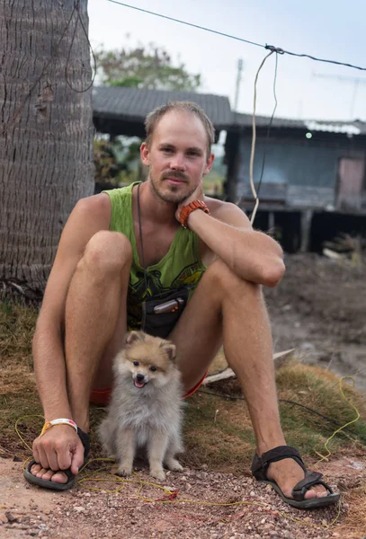 Die schöne Frau mit langen dunklen Haaren und kleinem Hund — Stockfoto