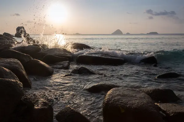 Морские волны удара плетью линии скалы на пляже — стоковое фото