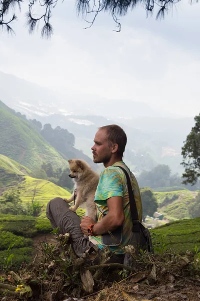 Köpekli adam. — Stok fotoğraf