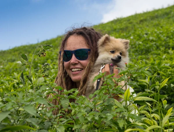 Retrato de una mujer con su hermoso perro tumbado al aire libre — Foto de Stock