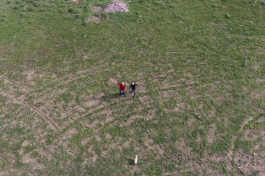 Bozkır manzara, mavi gökyüzü bulutlar ve iki küçük adam