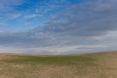 yeşil çim ve dramatik bulutlar kırık Issız topraklarda