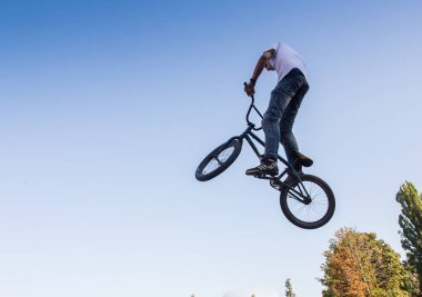 Kazakistan Almatı - 28 Ağustos 2016: nerede şehir sporcular rekabet disiplinleri içinde kentsel aşırı rekabet,: kaykay, paten, Bmx. Bmx dublör bir mini rampa üst kısmında üzerinde gerçekleştirilen bir