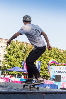 Kazakistan Almatı - 28 Ağustos 2016: nerede şehir sporcular rekabet disiplinleri içinde kentsel aşırı rekabet,: kaykay, paten, Bmx. kaykaycı skate Park bir hile yaparak