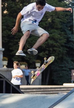 Kazakistan Almatı - 28 Ağustos 2016: nerede şehir sporcular rekabet disiplinleri içinde kentsel aşırı rekabet,: kaykay, paten, Bmx. kaykaycı skate Park bir hile yaparak