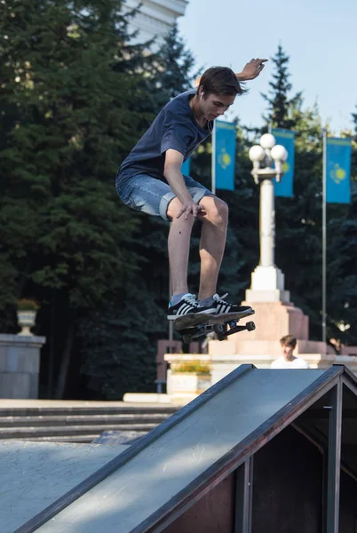 Kasachstan almaty - 28. August 2016: urbaner Extremwettbewerb, bei dem die städtischen Athleten in den Disziplinen Skateboard, Rollschuh, BMX antreten. Skateboarder macht Trick im Skatepark — Stockfoto