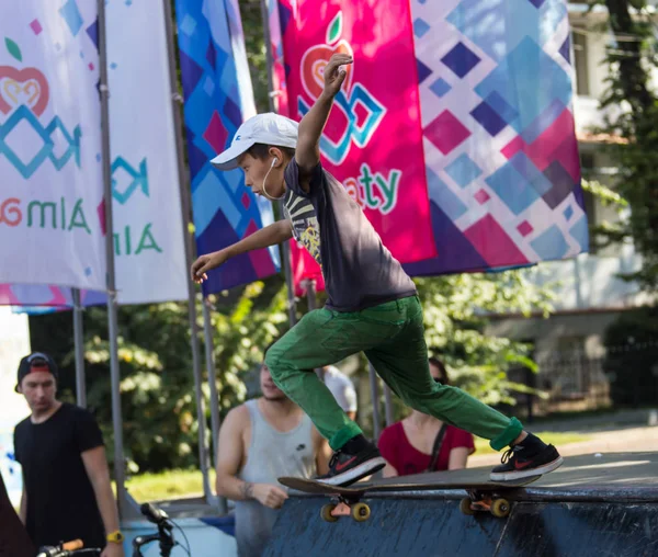 Kasachstan almaty - 28. August 2016: urbaner Extremwettbewerb, bei dem die städtischen Athleten in den Disziplinen Skateboard, Rollschuh, BMX antreten. Skateboarder macht Trick im Skatepark — Stockfoto