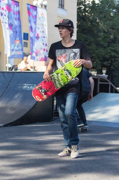 Kasachstan almaty - 28. August 2016: urbaner Extremwettbewerb, bei dem die städtischen Athleten in den Disziplinen Skateboard, Rollschuh, BMX antreten. Skateboarder macht Trick im Skatepark — Stockfoto