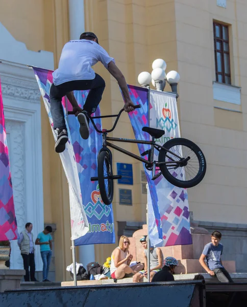 Kasachstan almaty - 28. August 2016: urbaner Extremwettbewerb, bei dem die städtischen Athleten in den Disziplinen Skateboard, Rollschuh, BMX antreten. bmx Stunt an der Spitze einer Mini-Rampe auf einem — Stockfoto